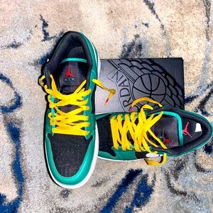 jordan 1 low se malachite fire red black taxi